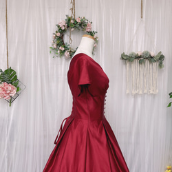 サテン　カラードレス　ウェディングドレス　Vネック　編み上げ　ワインレッド　半袖　 4枚目の画像