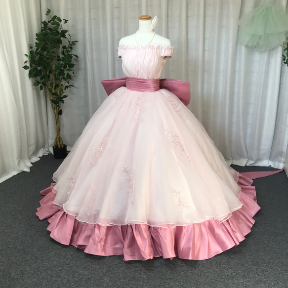 バックリボン付け、ピンクのウェディングドレス、高級なサテン素材 1枚目の画像