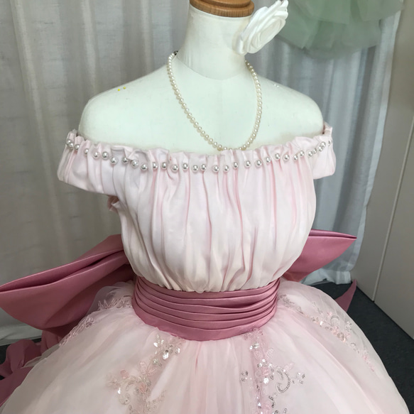 バックリボン付け、ピンクのウェディングドレス、高級なサテン素材 2枚目の画像