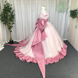 バックリボン付け、ピンクのウェディングドレス、高級なサテン素材 3枚目の画像