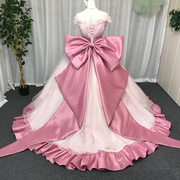 バックリボン付け、ピンクのウェディングドレス、高級なサテン素材 4枚目の画像