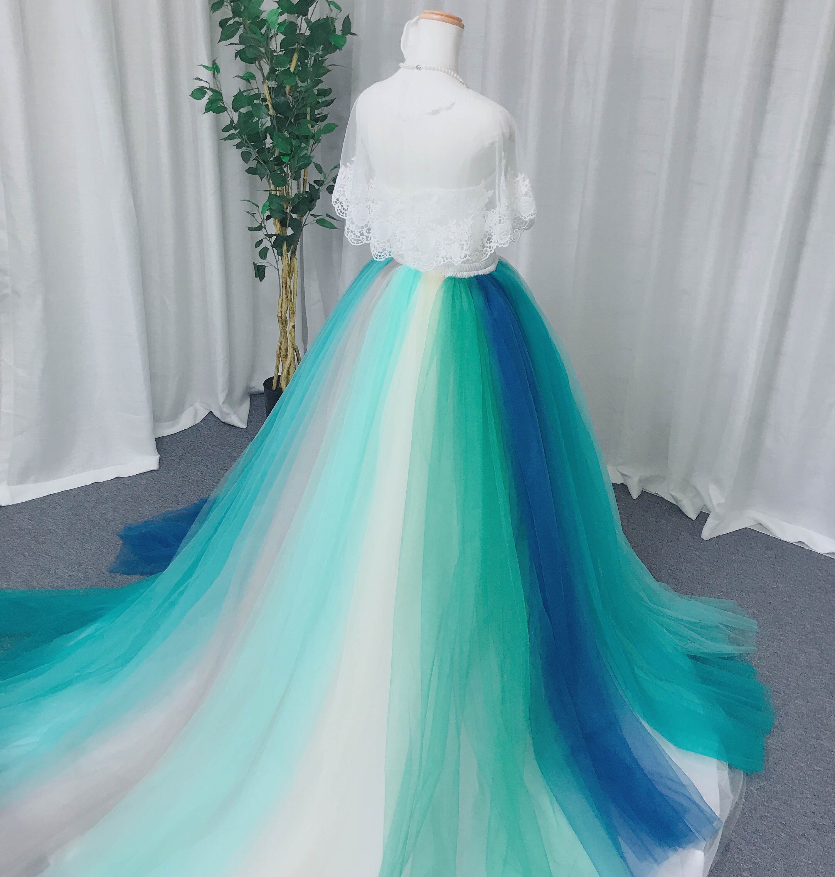 7色のレインボーカラーオーバースカート、トレーンあり