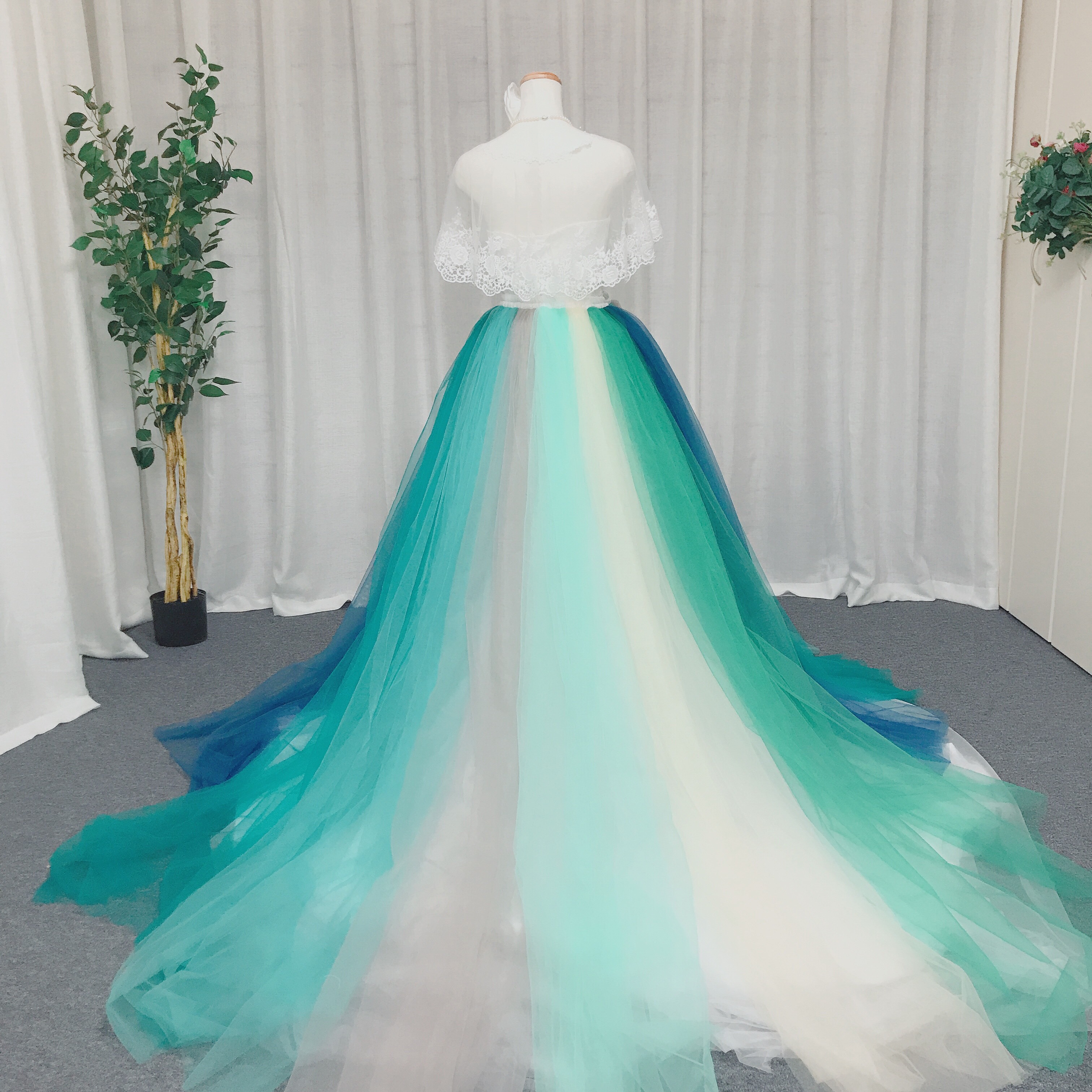 7色のレインボーカラーオーバースカート、トレーンあり