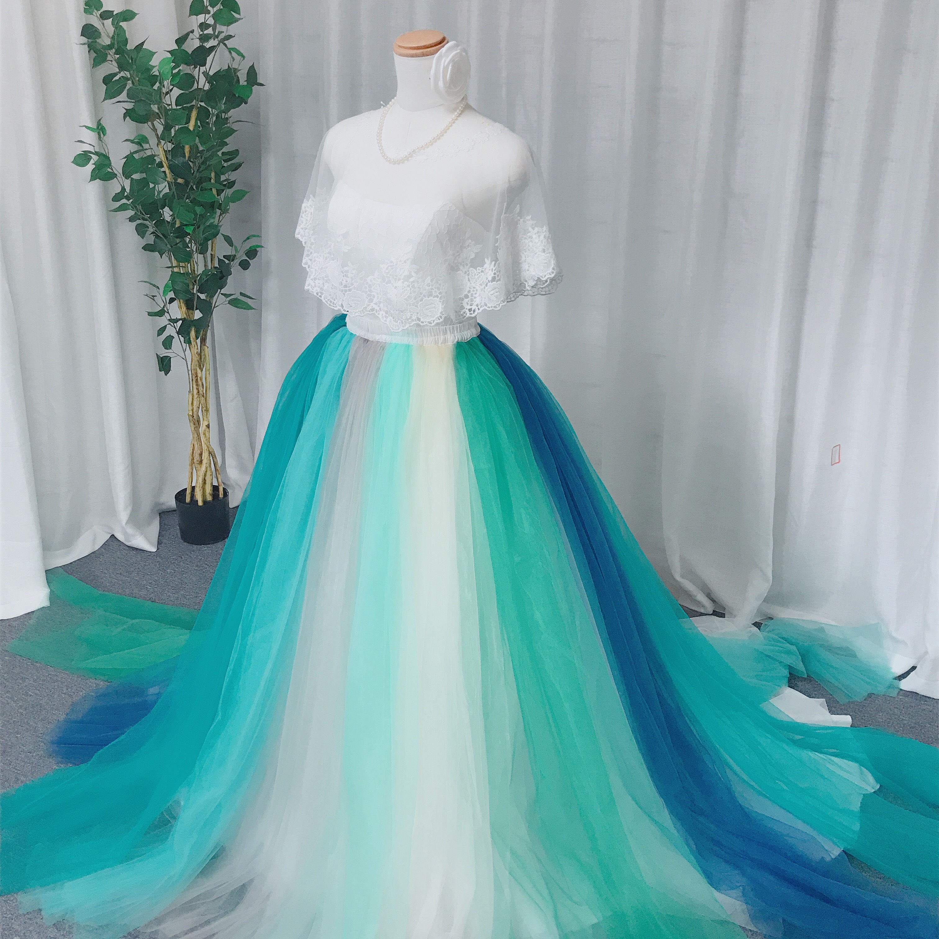 7色のレインボーカラーオーバースカート、トレーンあり