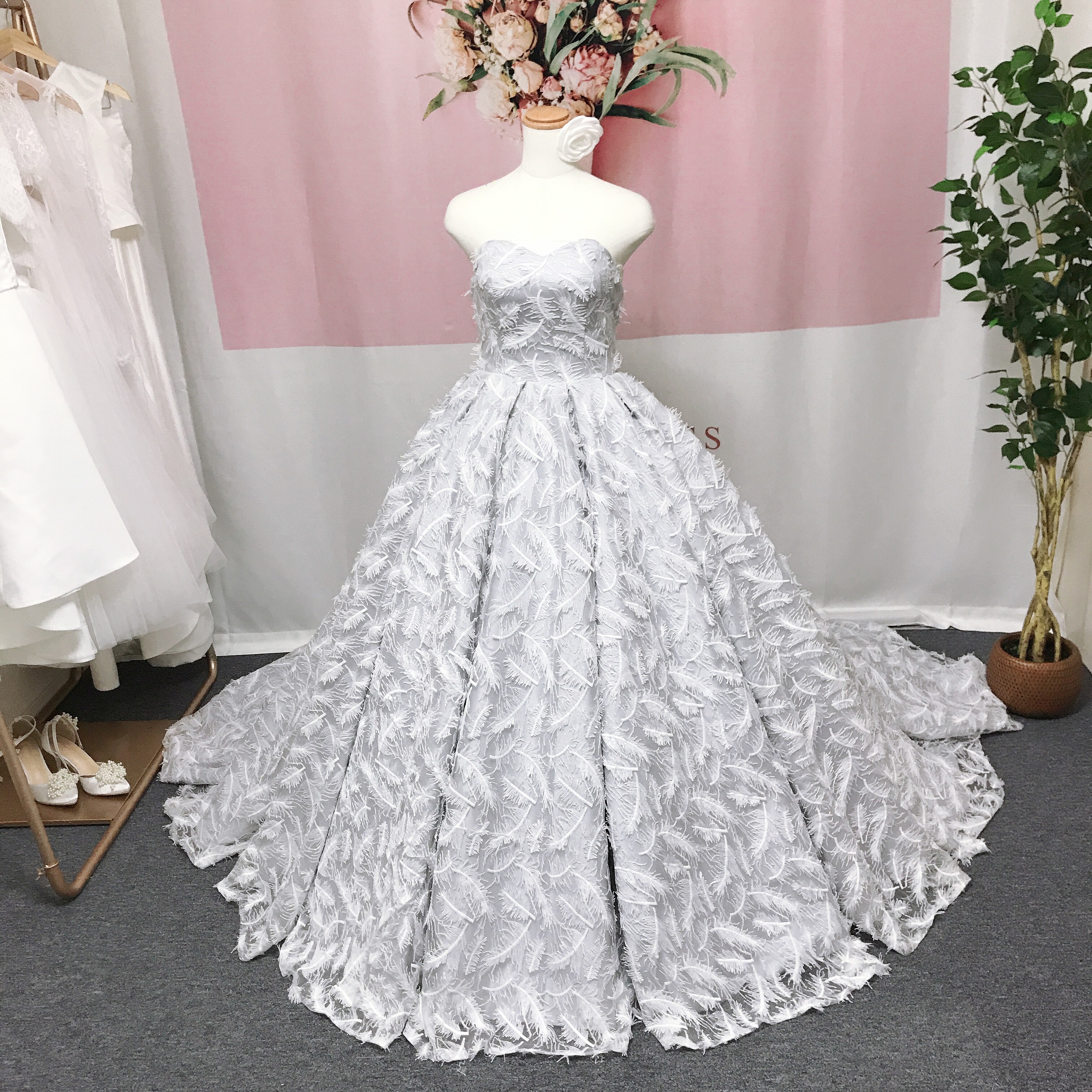 羽根の素材、グレーウェディングドレス、ハンドメイドメイド