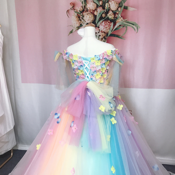 レインボーカラードレス、ハンドメイドウェディングドレス、お花びら 4枚目の画像