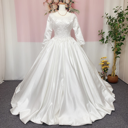 パール付き、サテンウェディングドレス、、長袖、オーダーメイドドレス  