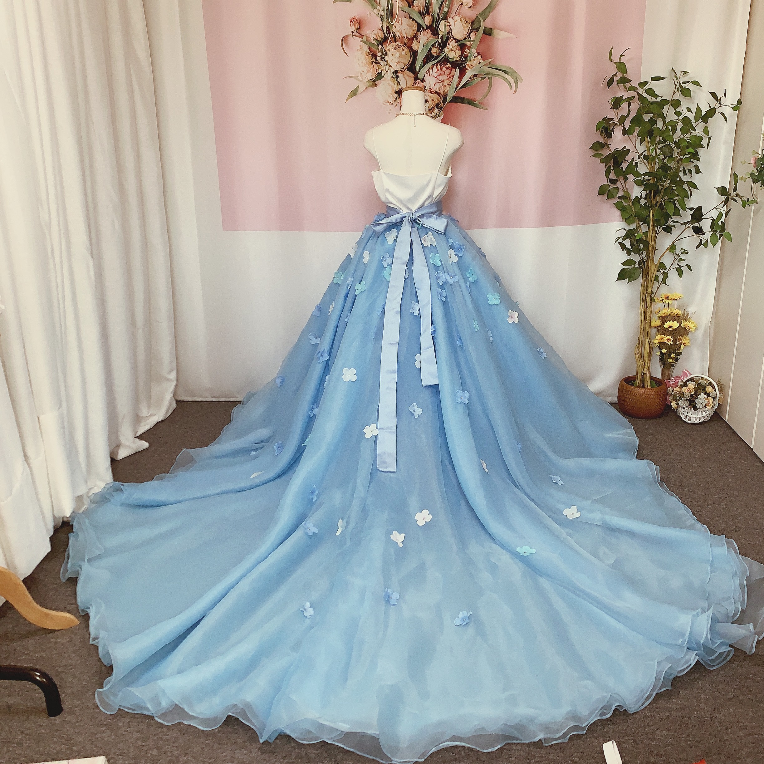 水色のオーガンジードレス　ハンドメイド 水色のオーガンジーオーバースカート、花びら、サッシュベルト