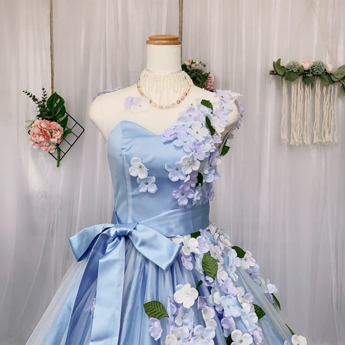 青い花柄ドレス ビーズ装飾 リボン付き お花びら、薄いブルー、サッシュリボン付き、サテン、カラー