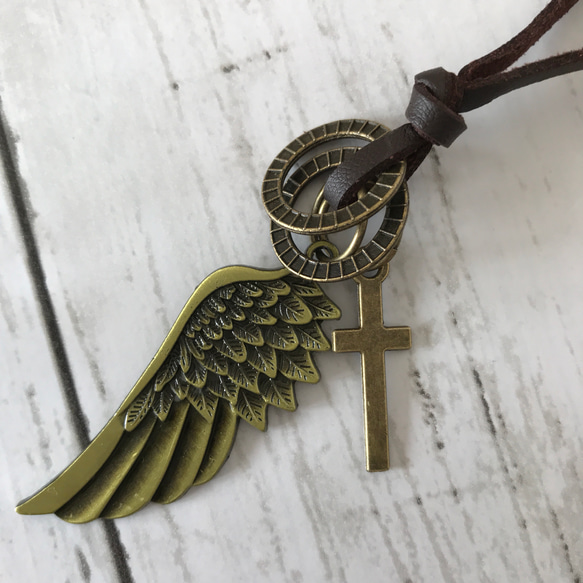 アンティークゴールド色の翼＆十字架 ネックレス 1枚目の画像