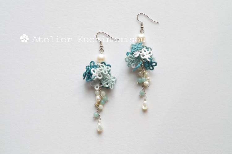 【受注製作】タティングの小花と雫玉のピアス〈フロスティブルー〉
