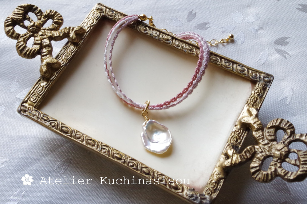 【受注製作】タティングレースの三連ブレスレット〈灰桜×ケシパール〉
