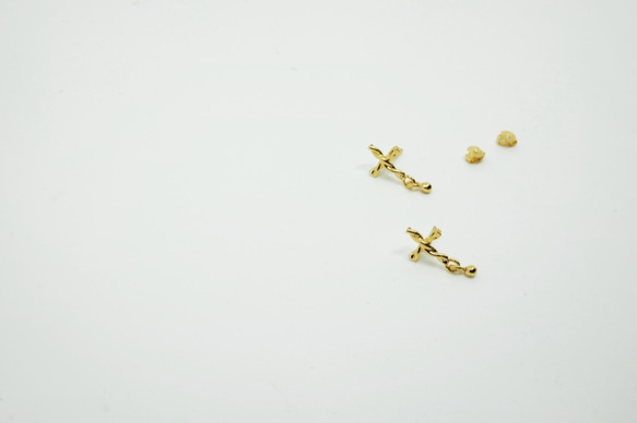 ：：J029 輕日係。麻花感小十字架佐小滴珠墜純銀耳環（耳針）-兩色：： 第3張的照片
