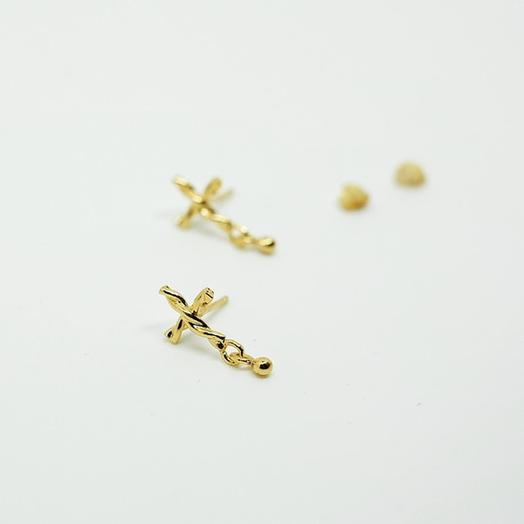 ：：J029 輕日係。麻花感小十字架佐小滴珠墜純銀耳環（耳針）-兩色：： 第9張的照片