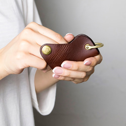 リスシオレザーで仕立てたキーケースS/Button Hook Key Case　BROWN 雑貨　ギフト　レザー 2枚目の画像