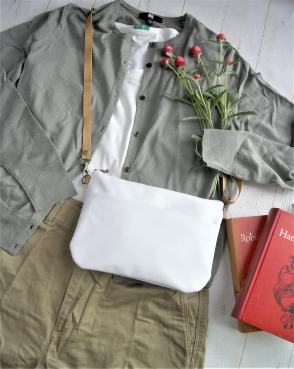 長財布もすっぽりＰＶＣスリムサコッシュ　おしゃれ　洋服に合わせやすい　軽量　ブラン　日本製 3枚目の画像
