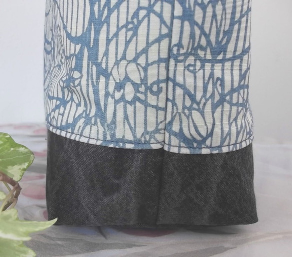 日本伝統技法　着物にも洋服にも似合います　高級藍型染め紬×備長炭帆布の布鞄　一点物　ジャパンブルー　伝統／工芸　日本製 7枚目の画像