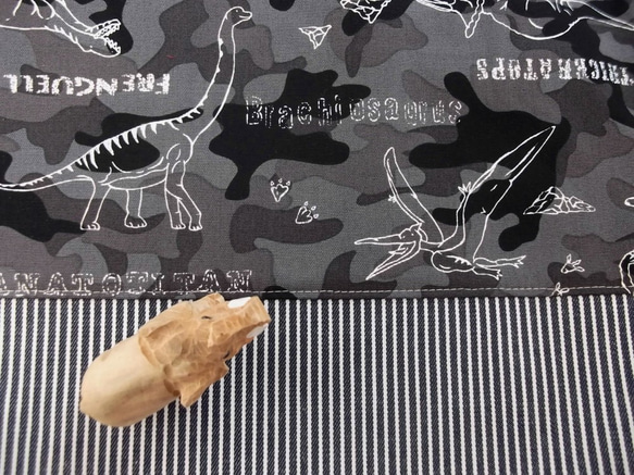 おトクな２点セット恐竜大きめレッスンバッグ４５×３５+上履き用巾着袋　かっこいい　恐竜黒カモフラージュ×ヒッコリーデニム 4枚目の画像