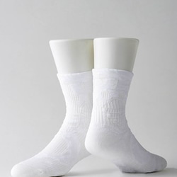瓷白 DIZY ／ Porcelain White 刻印結構襪 第2張的照片
