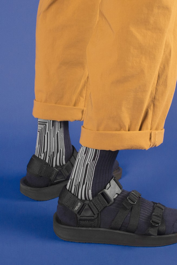 藏灰 LANDING series 造型中筒襪 第2張的照片