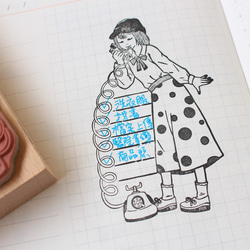 メモ用の特別なゴム印を持つ電話少女 5枚目の画像