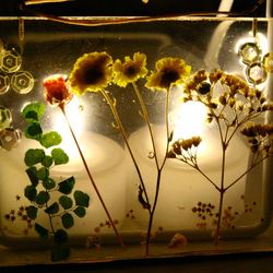 透明樹脂のオーナメント　黄色い花とアジアンタム 1枚目の画像