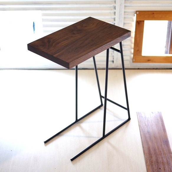 ウォルナット無垢材 一枚板のサイドテーブル カフェスタイル 1枚目の画像