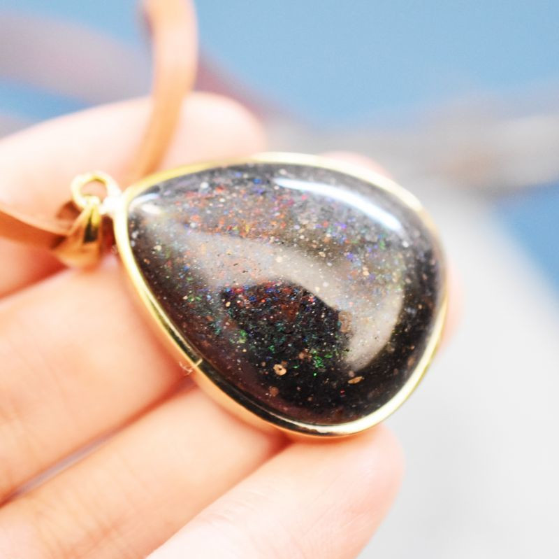 半額SALE【1点もの・C】まるで銀河！　超大粒　マトリックスブラックオパール　ペンダント　鹿革コードブラウン約80cm