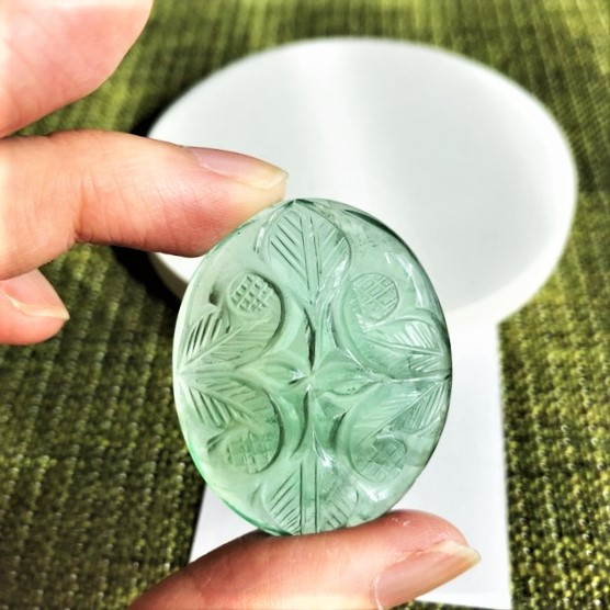 【1点もの・ Bオーバル】癒しのお守り！　大粒 彫刻入り ソーダフローライト ルース