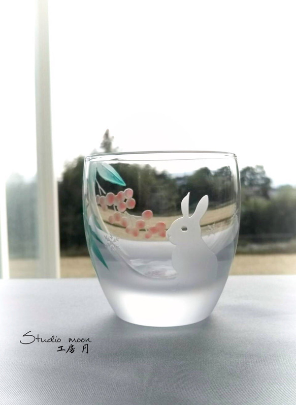 『Creema限定』南天の実と雪うさぎ/冷酒グラス(お猪口) 5枚目の画像
