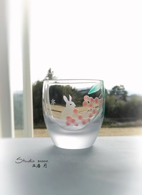 『Creema限定』南天の実と雪うさぎ/冷酒グラス(お猪口) 2枚目の画像