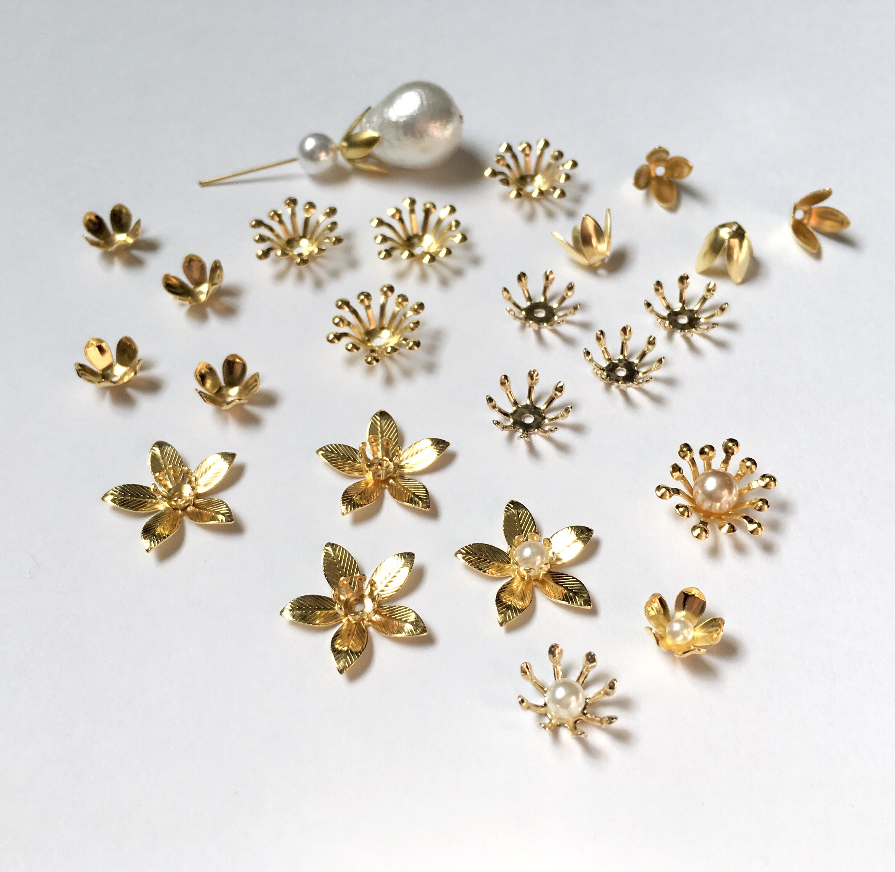 ビーズキャップ＊ゴールド花座＊5種アソート＊20個 ビーズ Craft Bird