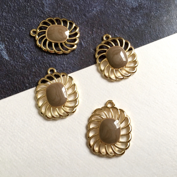 【4個】透かしメタルチャーム＊ゴールド×モカ 1枚目の画像