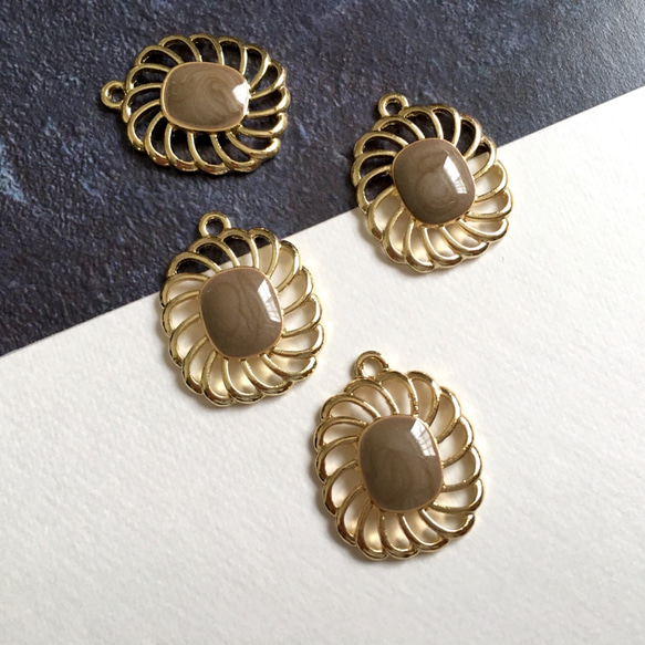 【4個】透かしメタルチャーム＊ゴールド×モカ 2枚目の画像