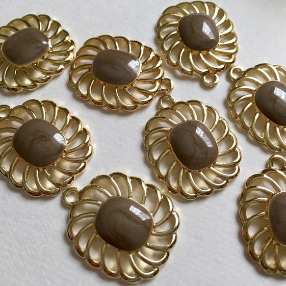 【4個】透かしメタルチャーム＊ゴールド×モカ 4枚目の画像