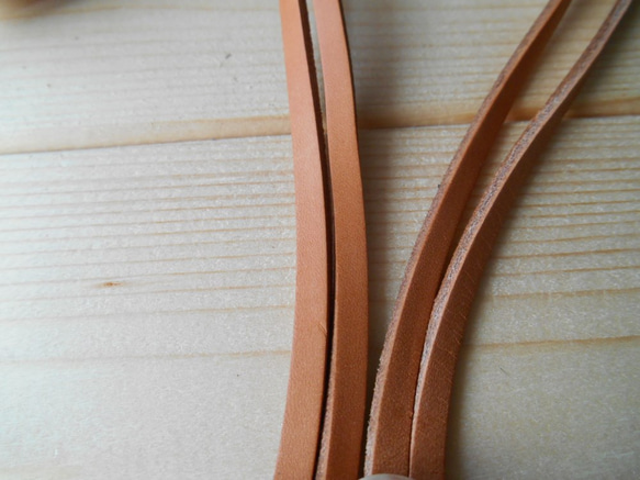 ヌメ革製ネックストラップ（長さ５５ｃｍ・厚さ３ｍｍ） 3枚目の画像