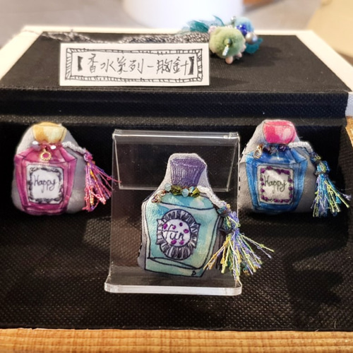 限定手作りスタイルブローチ]香水シリーズ-楽しい赤いボトル/ユニーク