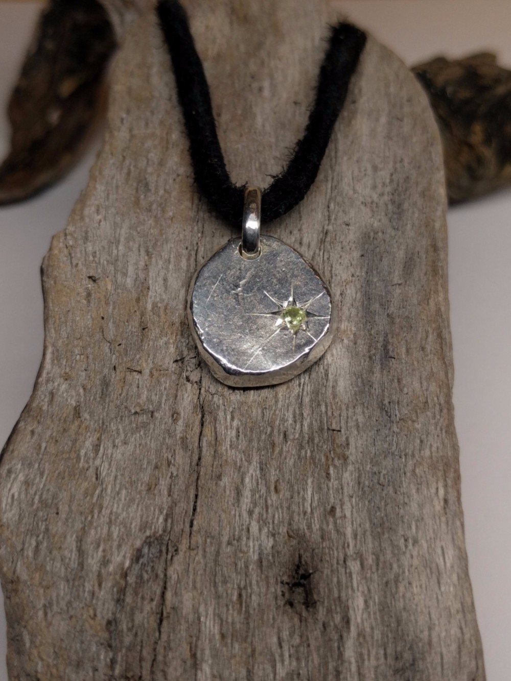 シルバーメタル叩きペンダント　「月面」