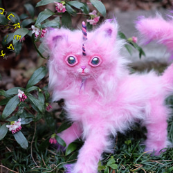 **BIG SUMMER SALE** ピンクのネコ/ユニコーンのようなファンタジー動物のぬいぐるみ（ポージング可能） 5枚目の画像