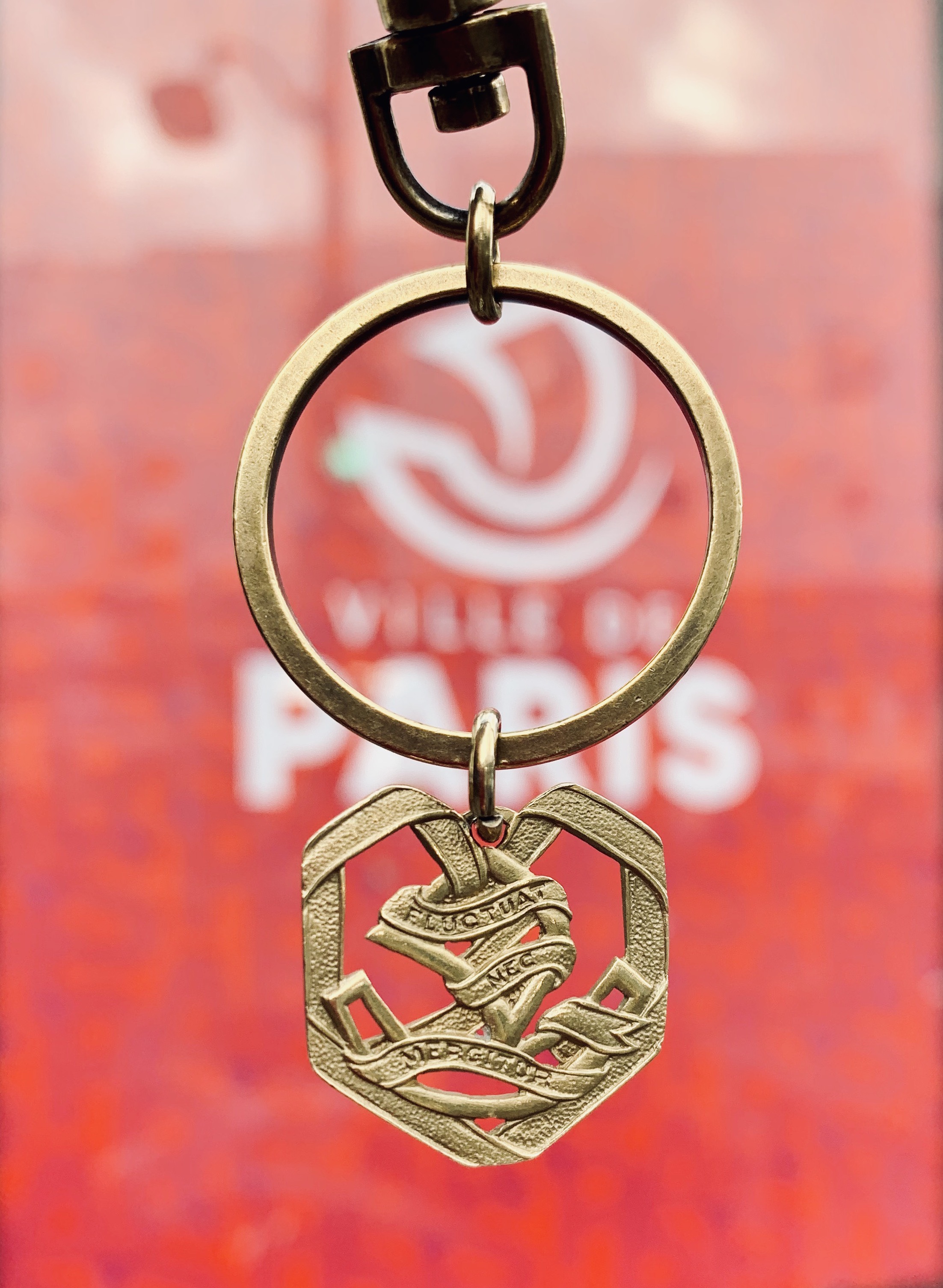 キーホルダー FLUCTUAT NEC MERGITUR