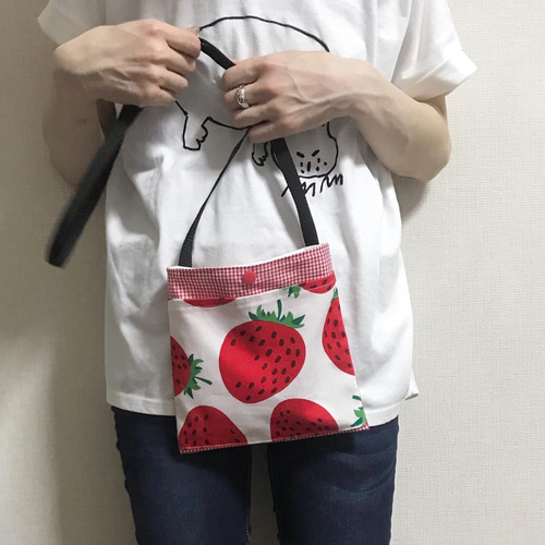 プレゼントにも❤️めっちゃ大きな苺のまんまる巾着❤️いちごの