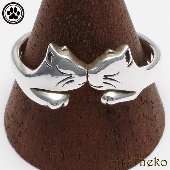 鼻でkissする仲良し猫達のリング /  素材 : silver925 (銀92.5%＋銅製品7.5%) 1枚目の画像