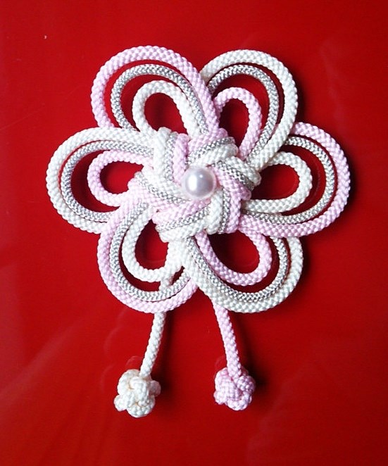 組紐　うめ結び髪飾り 　パール（グラス）付き　　卒業式、振袖、和装に上品な伝統の組紐の飾り　　ベビーピンク＆白色