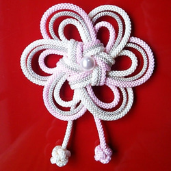 組紐　うめ結び髪飾り 　パール（グラス）付き　　卒業式、振袖、和装に上品な伝統の組紐の飾り　　ベビーピンク＆白色 1枚目の画像