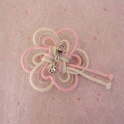 組紐　うめ結び髪飾り 　パール（グラス）付き　　卒業式、振袖、和装に上品な伝統の組紐の飾り　　ベビーピンク＆白色 3枚目の画像
