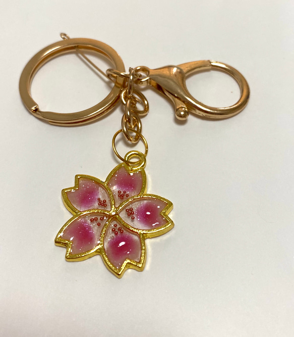 ハンドメイド　UVレジン　桜　春のキーホルダー 3枚目の画像