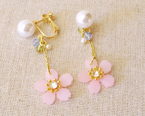 ひらり桜のピアス(イヤリング変更可) ピアス（スタッド・一粒