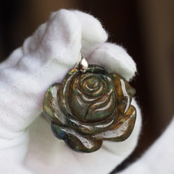 ラブラドライト36　薔薇彫り 　ペンダントトップ❀A 1枚目の画像