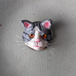 ブチギレ子猫のブローチ 2枚目の画像