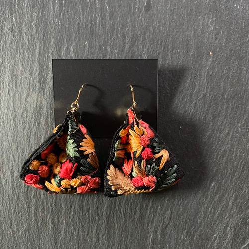 刺繍リボンピアス ブラック ピアス（フック・チェーン） kinari. 通販